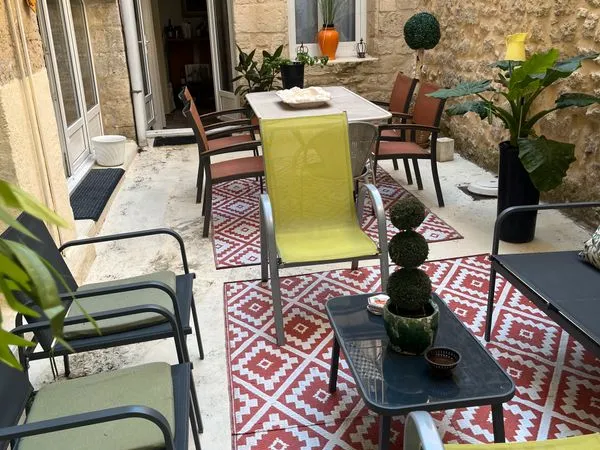 EXCLUSIVITE. Centre-Ville d'Uzès, duplex de charme avec entrée indépendante et cour privative