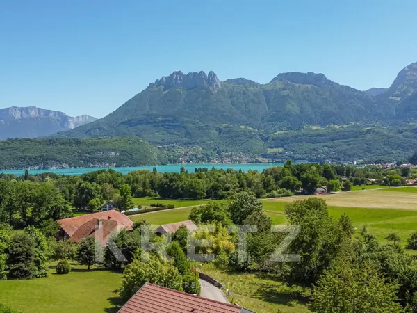VILLA CONTEMPORAINE AVEC VUE PANORAMIQUE SUR LE LAC D'ANNECY - 4 SUITES - T2 - PISCINE - GARAGE