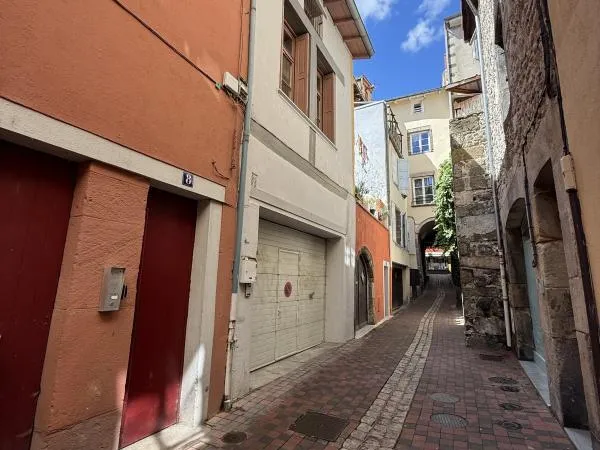 6 BIS RUE LEON CORTIAL - F3 dans maison de bourg