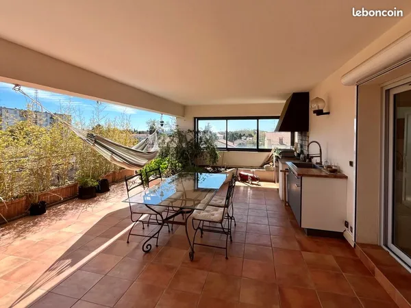 Grand T3 traversant avec terrasse et parking