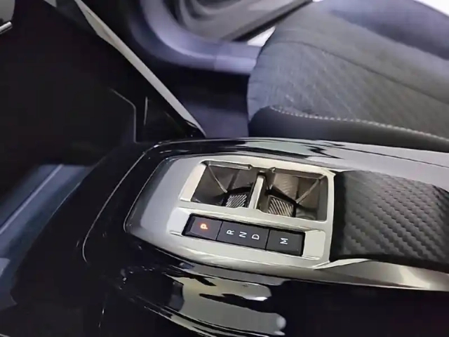 Peugeot 2008 hybrid 145 e-dcs6 — photo 52