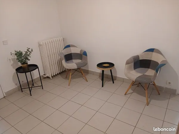 Deux pièces meublé en entresol d'un pavillon avec jardin et emplacement stationnement 2 roues à loue