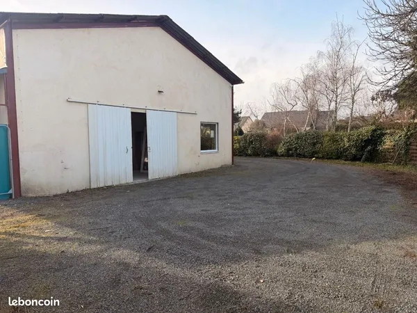 Bâtiment artisanale 140m2 (Local, bureau, sanitaire, mezanine)