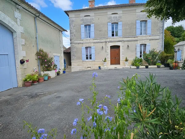 MAISON DE CHARME AU COEUR D'UN HAMEAU CALME & BEAUX VOLUMES