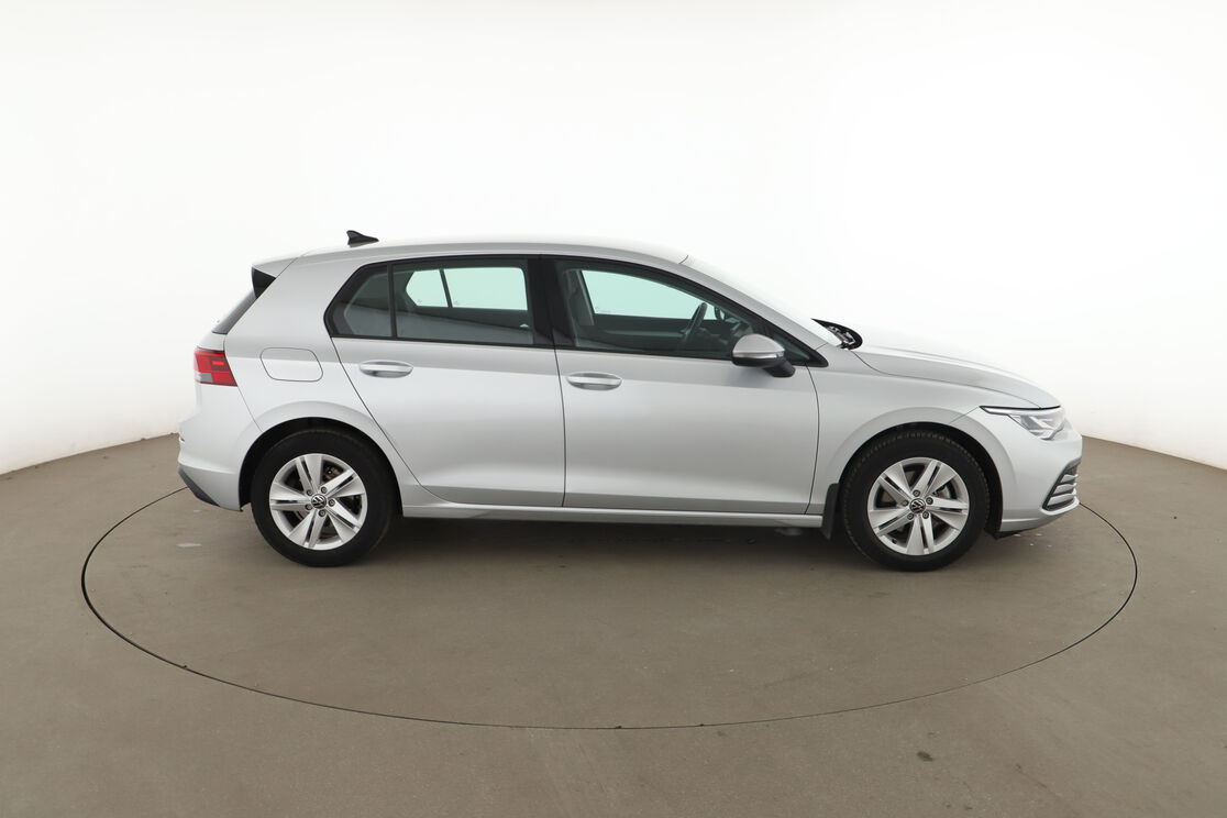 Volkswagen Golf VIII 1.0 eTSI DSG7 — photo 6
