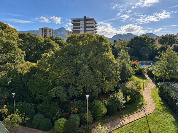 Appartement T3 de 56m² - Terrasse, parking et box, piscine - Marseille 13010