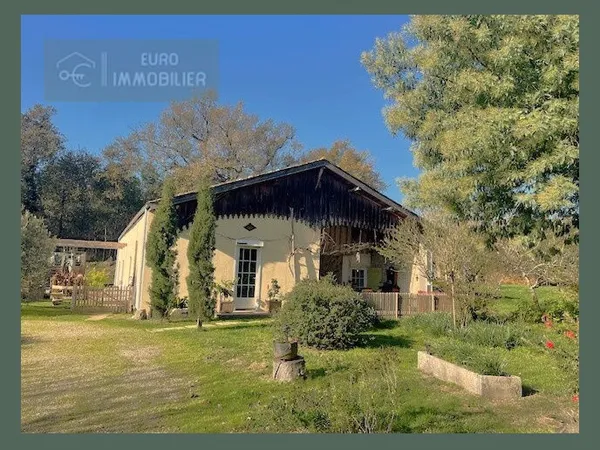landaise en pierre sur un site bucolique à l abri des regard