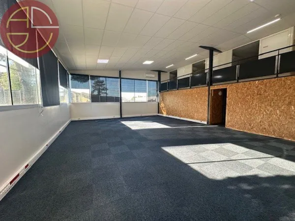Entrepôt 697 m²