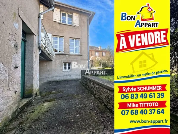 À vendre Maison mitoyenne d'un côté avec jardin