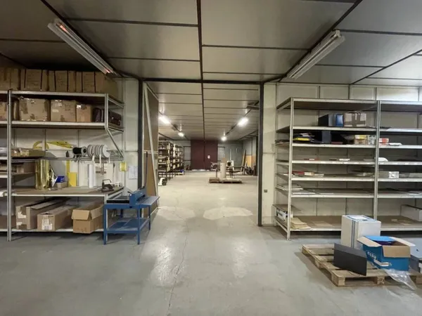 Entrepôt 650 m²