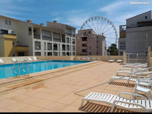 A louer cet été, bel appartement avec climatisation, balcon, plein sud, vue dégagée sur piscine