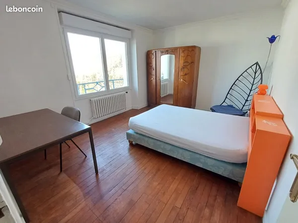 Grande chambre meublée