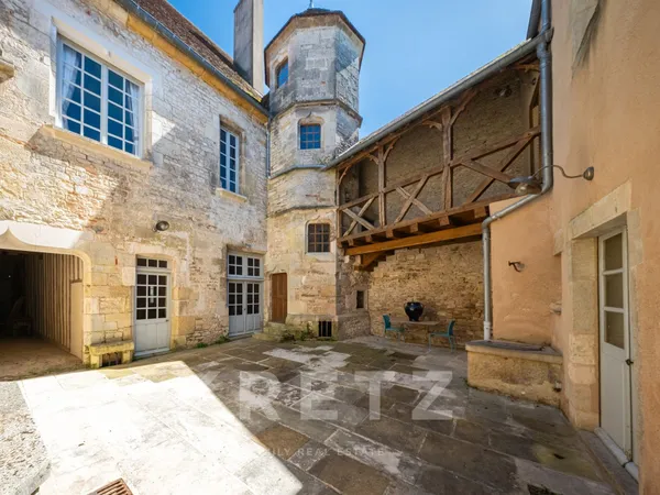 Vézelay - Hôtel particulier classé XV ème siècle avec jardin et vue panoramique
