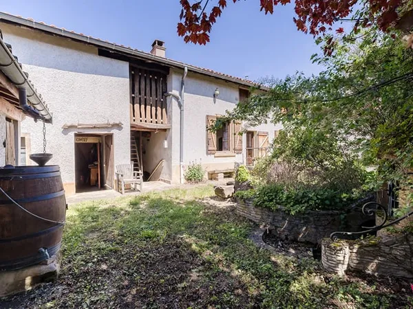 Maison à rénover avec fort potentiel à Saint-Priest - Secteur Village