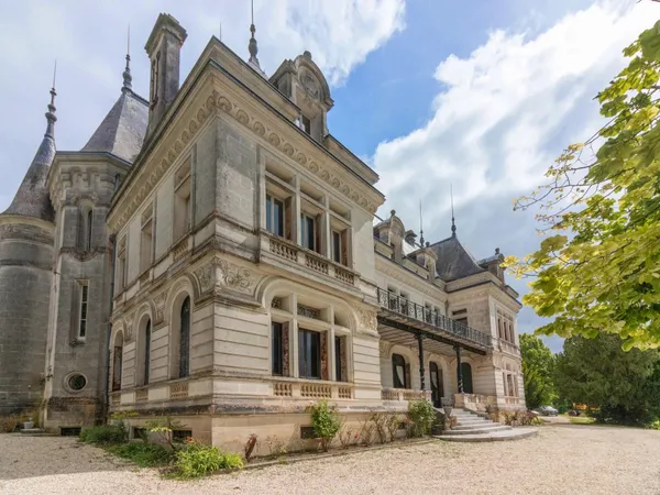 Magnifique château du 19ème siècle au coeur des vignes de Cognac