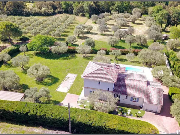 Villa de 140m² sur 2114m² de terrain clos avec piscine et vue panoramique