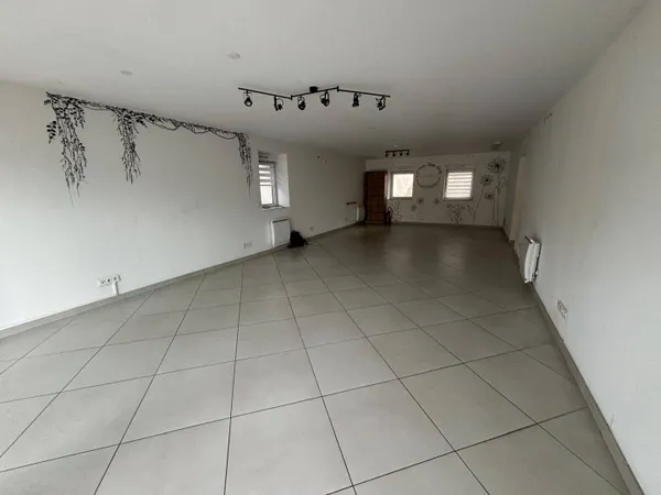 Local commercial 1 pièce 85 m²