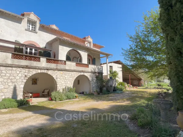Maison de caractère avec dépendance et gîte sur 15 060 m².
