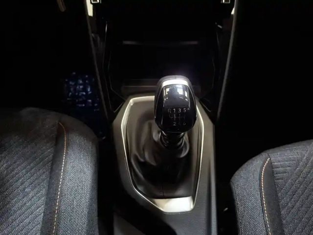 Peugeot 208 turbo 100 ch bvm6 — photo 15