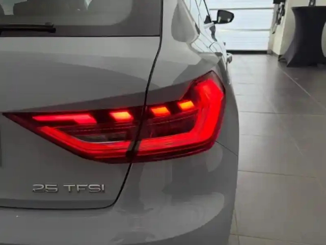 Audi A1 sportback 25 tfsi 95ch design s tronic 7 — photo 6