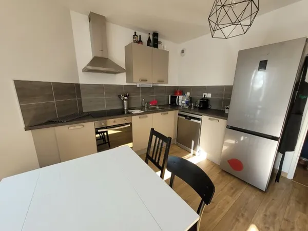 APPARTEMENT DE TROIS PIECES RECENT PROCHE DE LA GARE