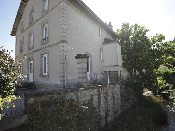 Manoir sur la rivière avec péninsule romantique