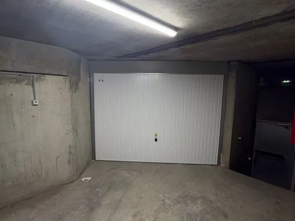 Grand garage sécurisé 40m² motorisé (3 mois : Nov/Déc/Jan) - Centre Canet
