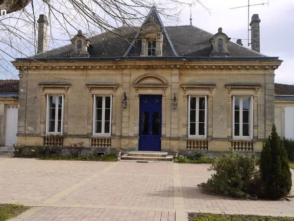 Local commercial - Bureau de 23m2 dans dépendance de château - Portets (Axe D113)