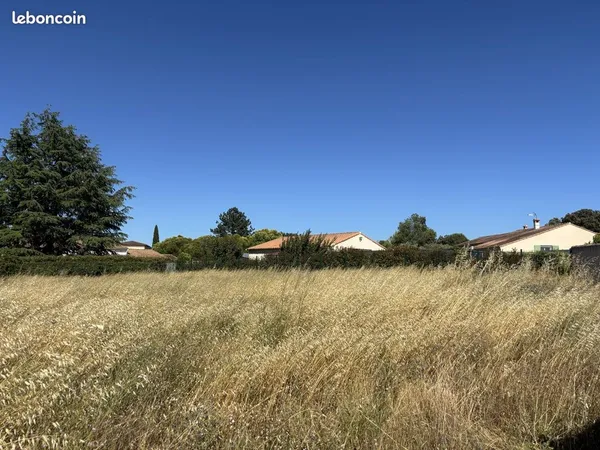 Terrain à bâtir de 813 m² à CORNILLON-CONFOUX (13)