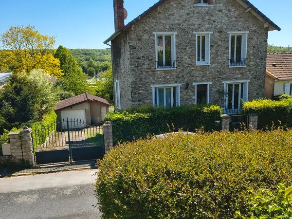 Maison en pierre de meulière pleine de charme en très bon état