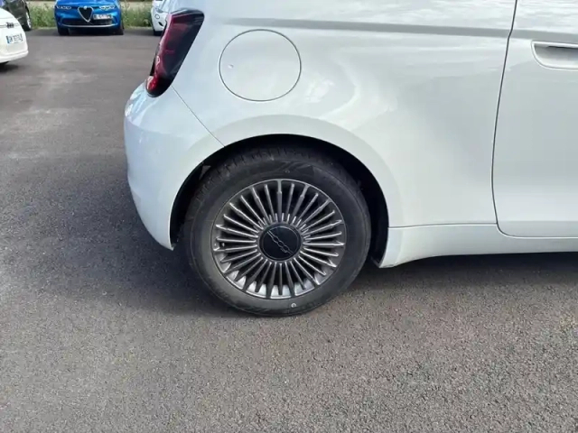 Fiat 500 e 95ch icône berline 23.8 kwh — photo 11
