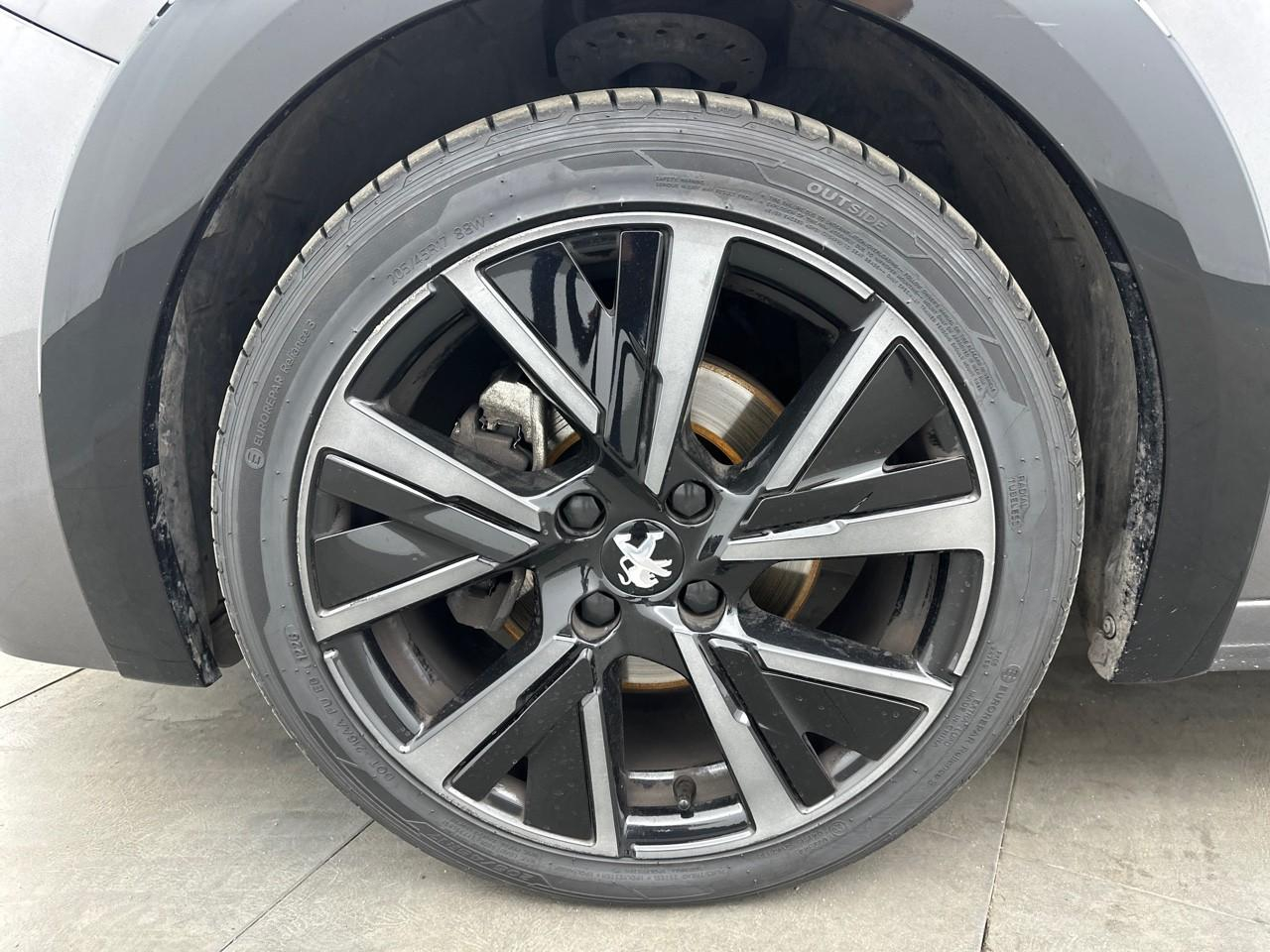 Peugeot 208 puretech 100 s&s eat8 gt — photo 14