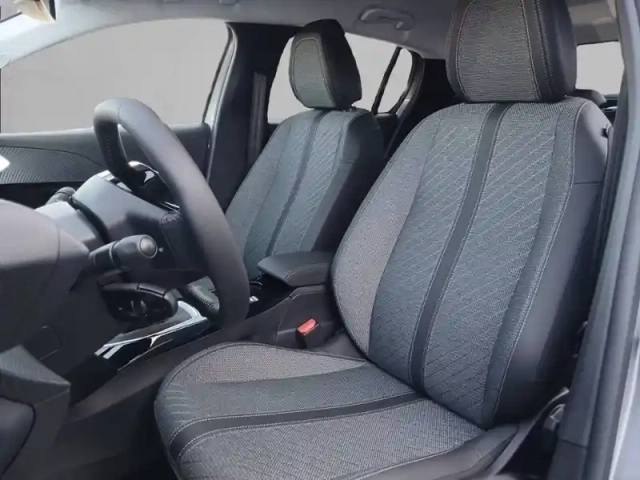 Peugeot 208 turbo 100 ch bvm6 — photo 11