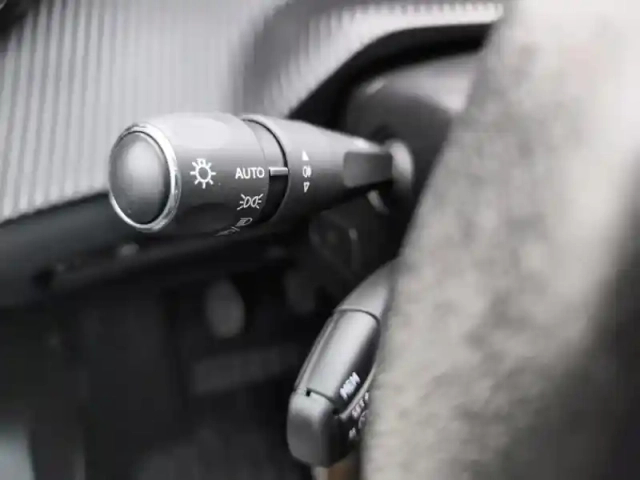 Peugeot 208 puretech 100 s&amp;s bvm6 allure — photo 18