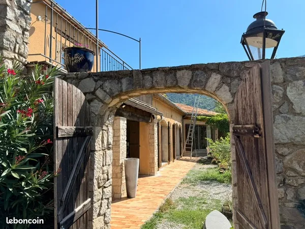 Long mas divisé en deux habitations