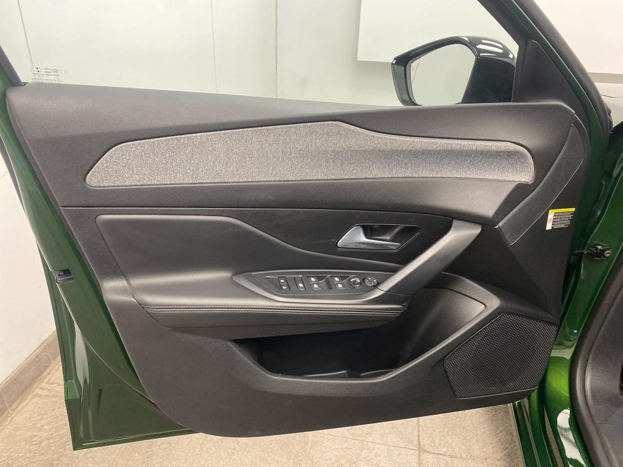 Peugeot 308 phev 180 e-eat8 allure pack — photo 19