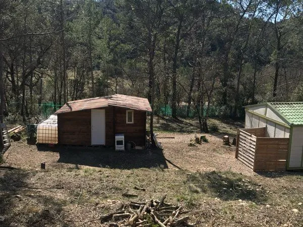 Terrain non constructible avec un chalet cadastrée de 70 m²