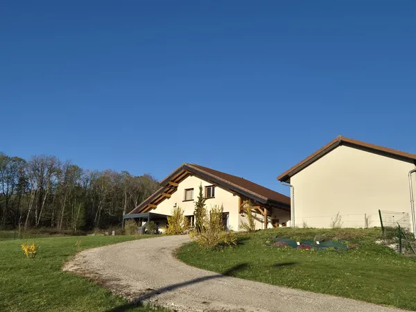 Une adresse confidentielle au coeur d'un hameau préservé, face aux Monts du Jura