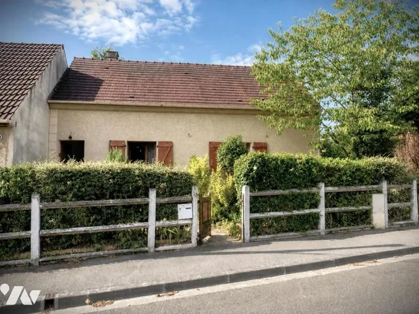 PROCHE CENTRE-VILLE  MAISON INDIVIDUELLE DE PLAIN-PIED  JARDIN  CAVE  COMBLES AMÉNAGEABLES
