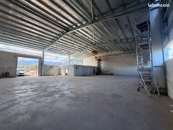 Local d'activité 616 m²