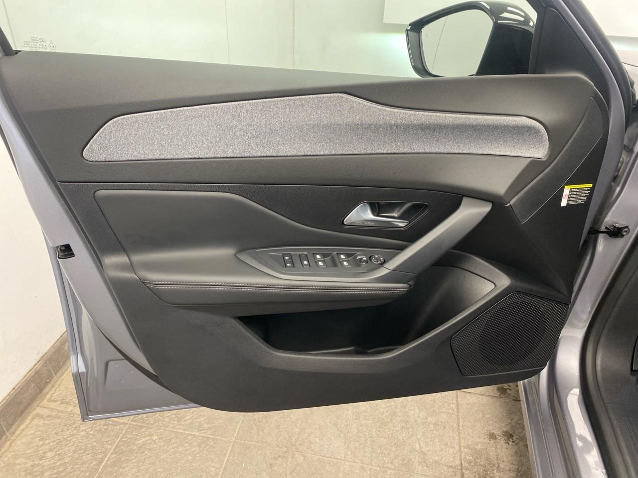 Peugeot 308 hybrid 145 e-dcs6 allure — photo 18
