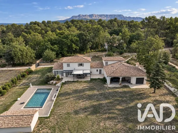 Maison 11 pièces 273 m²