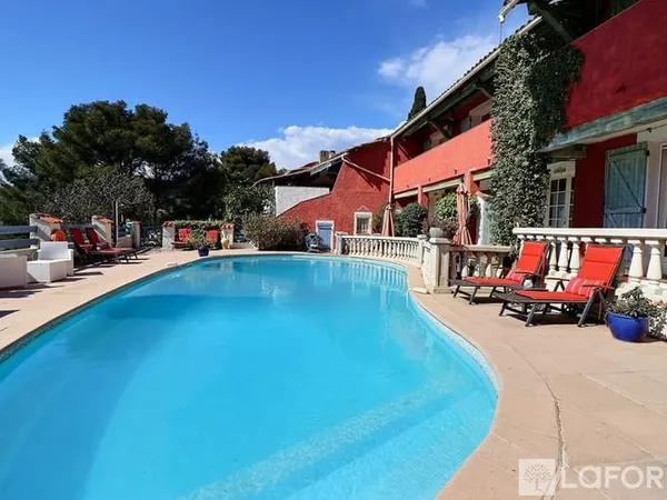 GITE composé de 7 appartements avec MAISON D'HABITATION principale, parcelle environ 2100 m², piscin