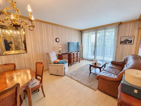 TOURS Bel appartement T3 offrant séjour avec terrasse, 2 ch, as
