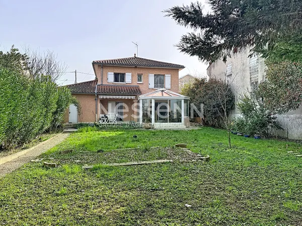 Maison familiale individuelle avec type 5 pièces avec 4 chambres Véranda et garage-- 69500 BRON