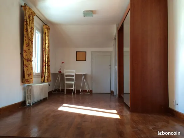 Chambre meublée 18 m² coloc étudiante - Proche Cité Descartes