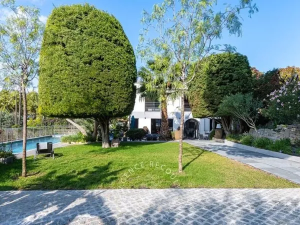 BELLE MAISON FAMILIALE AVEC PISCINE ET 5 CHAMBRES - ROUCAS/END