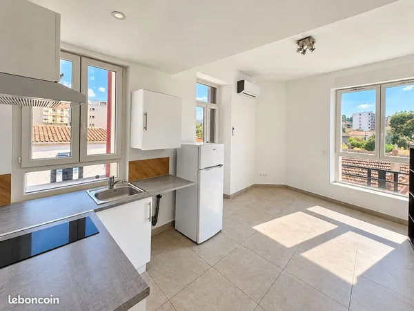 T1 duplex avec mezzanine balcon