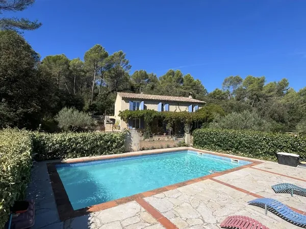 Mas provençal avec studio indépendant