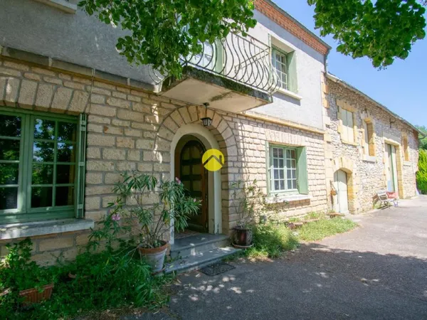 Ensemble deux maisons et grange